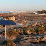 Dopo Cala Fetente, e prima della frazione di San Vito, l�ultimo passaggio diretto al mare � quello che conduce a Pietra Egea, il tratto di costa che si trova all�ombra di un grande campeggio. Qui gli scogli si fanno pi� lisci, permettendo a intere famiglie di passare la giornata con gazebo, sedie a sdraio e fornacelle (foto di Antonio Caradonna)